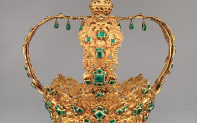 La corona de los Andes La Corona de los Andes, o Corona de Nuestra Señora de la Asunción de Popayán, es una corona votiva elaborada originalmente para una imagen de Nuestra Señora de la Asunción de Popayán, Colombia.
Mide 34,5 cm de alto, 52 cm de circunferencia, pesa 2,18 kilos en total y se realizó en oro de 18 a 24 quilates. Posee un total de 443 esmeraldas, que se distribuyen entre la banda y la diadema. La esmeralda más grande es la esmeralda de Atahualpa, una piedra de talla rectangular de 15,80 por 16,15 milímetros, presuntamente obtenida durante la captura del emperador Inca Atahualpa.1