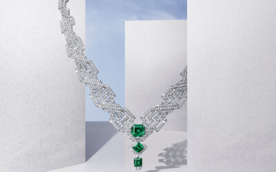 Foto: Cartier.com Con tres esmeraldas de Colombia con un total de 5,62 quilates, una serie de líneas entrelazadas, fluidas y gráficas electriza esta creación. El juego entre plenitud y vacío acentúa la impresión de movimiento, mientras que los diamantes taper multiplican la energía de este diseño en tensión.